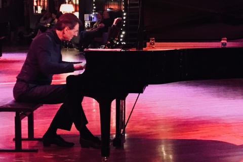 S.Q. am Piano